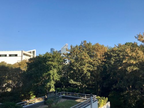 Vue des salles de formation, avec au premier plan l’école de danse de l’Opéra de Paris et en arrière plan, les tours de La Défense.